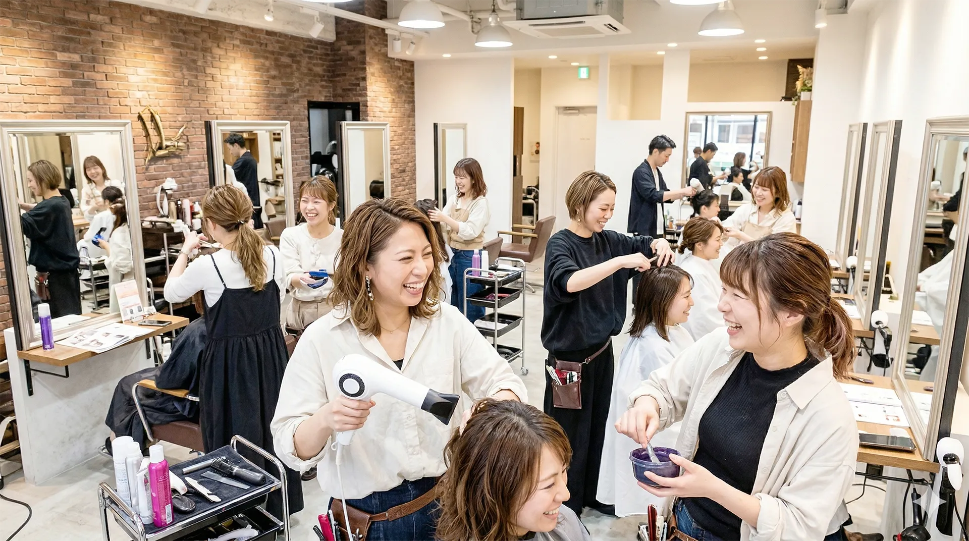 スタッフ集合・明るいサロン
