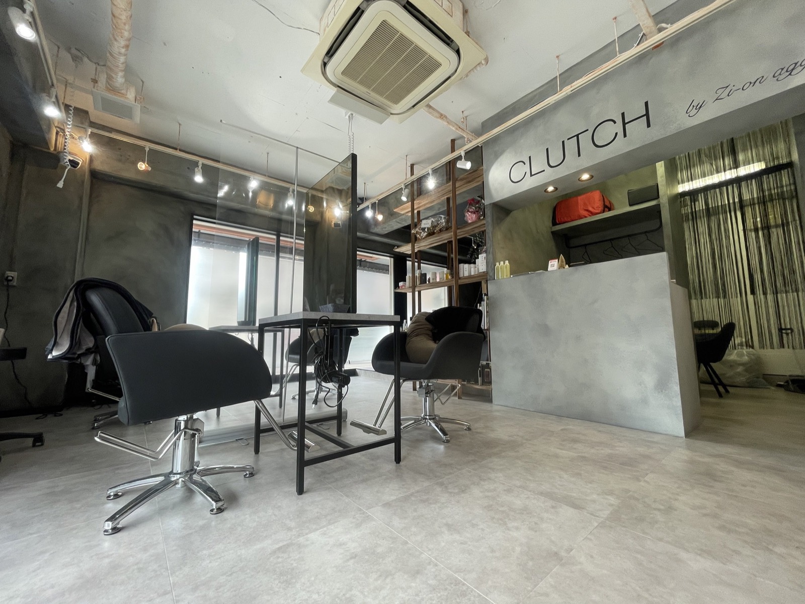 CLUTCH店内、施術チェアとCLUTCHのロゴサイン
