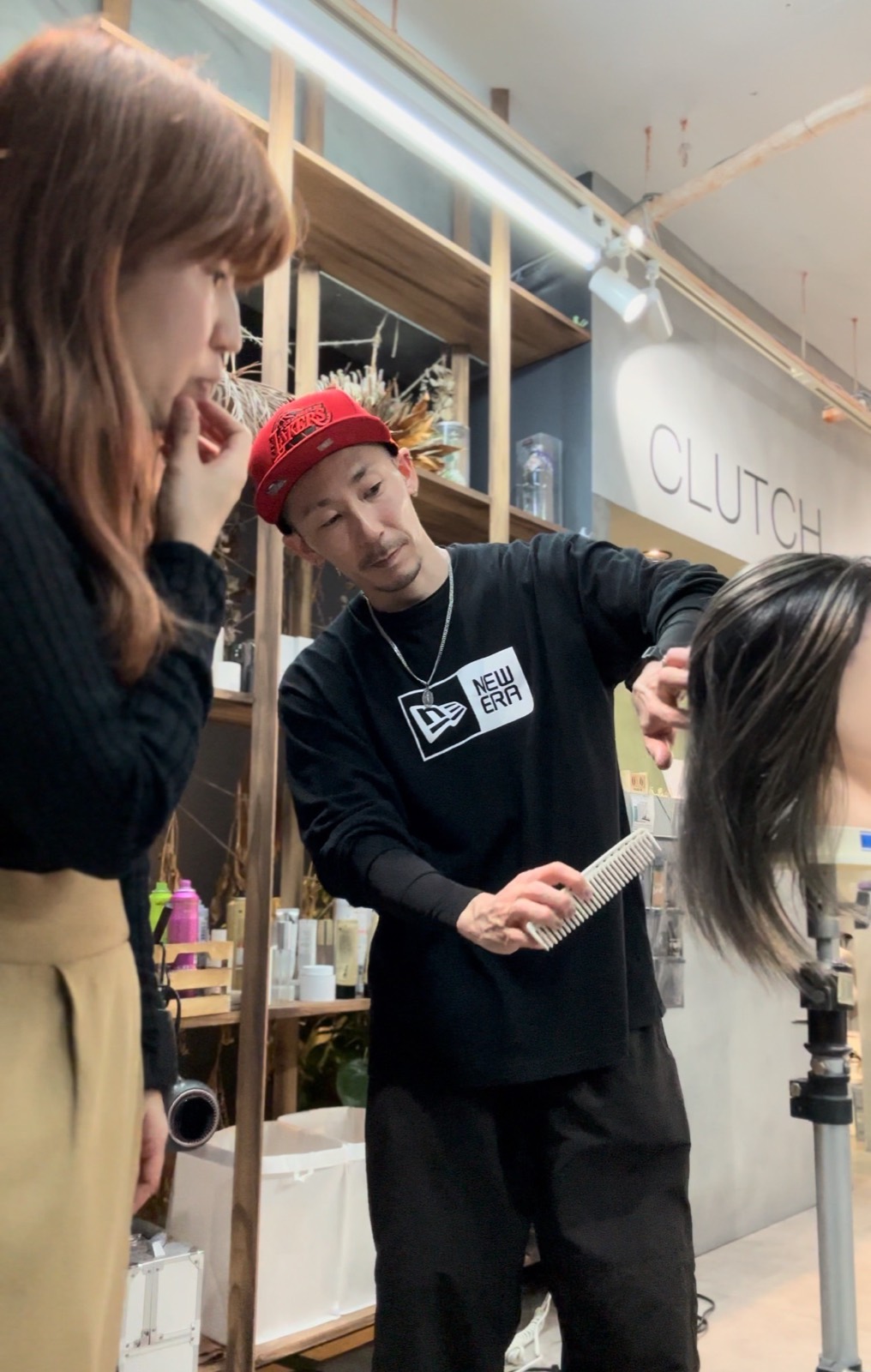 CLUTCH店内で横山店長がスタッフにカラー技術を教えている様子